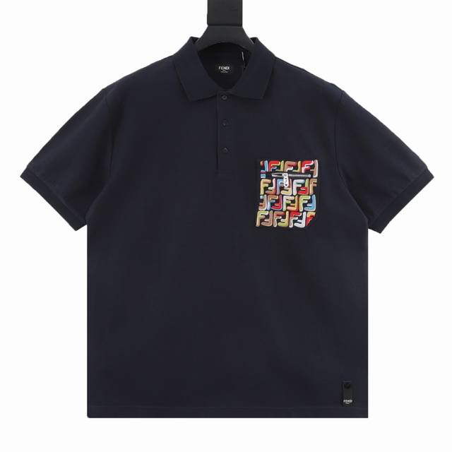 Fendi芬迪Fd Ff彩绣口袋拉链短袖Polo衫 原版 G全棉珠地面料 。前胸口定位，车工口袋形狀，口袋19个F撞色线刺绣。后幅刺绣“Ff”图案。定制五金拉链