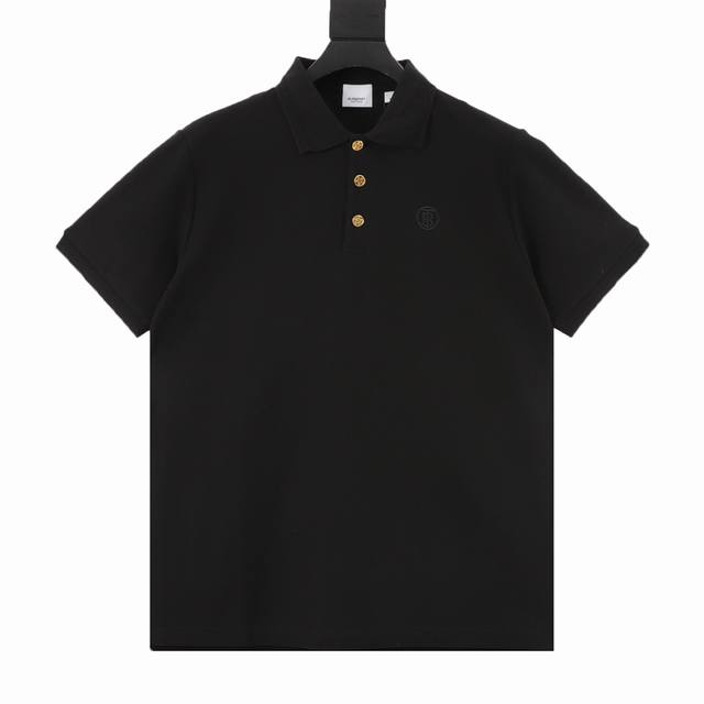 Burberry巴宝莉Bbr 金扣标识刺绣短袖Polo衫 精选珠地网眼布棉质面料，侧边开筒，前短后长。领子是进口扁机一条条织出来的，费时费工。独立开模定制金扣一