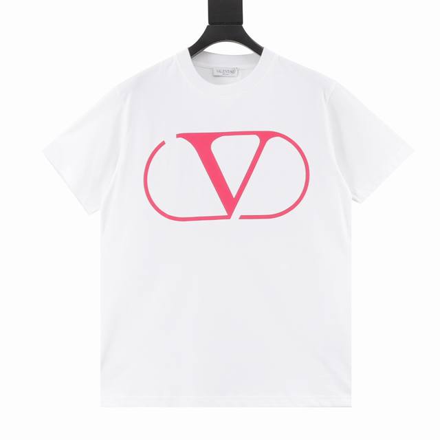 Valentio华伦天奴2025春夏新款短袖T恤衫，胸前Logo压绒设计！简单时尚而年轻，百搭风格，上身感很年轻优雅！永远不会过时。各大柜台同步上市，外贸全品相