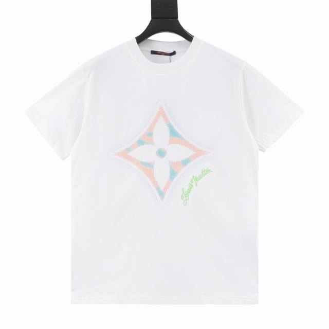 LV路易25Fw早春系列四叶草彩绘直喷印花 刺绣品牌Logo纯棉短袖T恤 采用230G精梳棉面料，11同缸定染索罗娜领口螺纹。后背小标定制尼龙布做刺绣Logo。