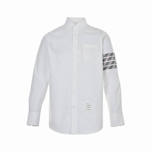 Thom Browne 汤姆布朗 经典三色织带牛津纺衬衫 衣身为定制16S双纱牛津纺，纽扣采用珍贵的贝壳扣，成衣水洗微做皱处理，经典三色织带加宽，做工难度在于
