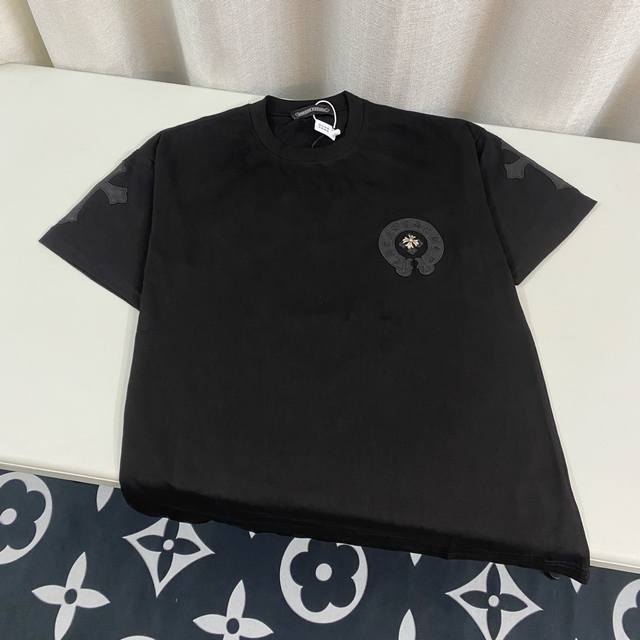 高版本Chrome Hearts克罗心 刺绣皮标马蹄十字短袖！前后贴皮设计 皮上面都有开模十字微标，面料使用260克全棉双纱面料 区别于市场低克重普通货 ，纹路