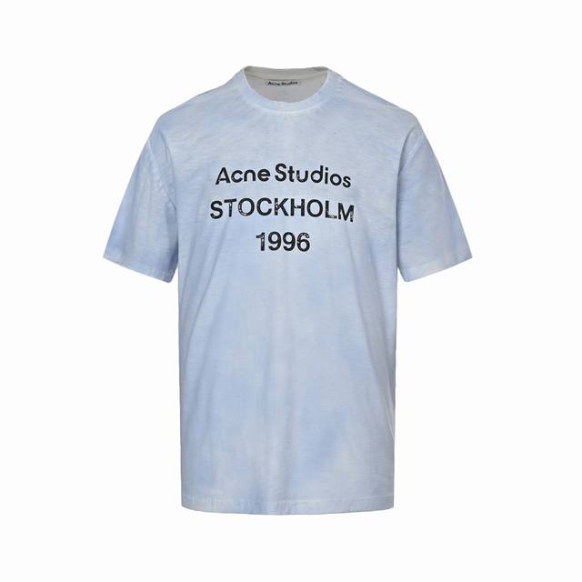 Acne Studios 扎染做旧雾霾蓝1996标语短袖 面料采用32S双纱230克磨毛棉面料，轻薄透气，手感细腻柔软，成衣手工扎染炒色，还原与原版一致呈现清