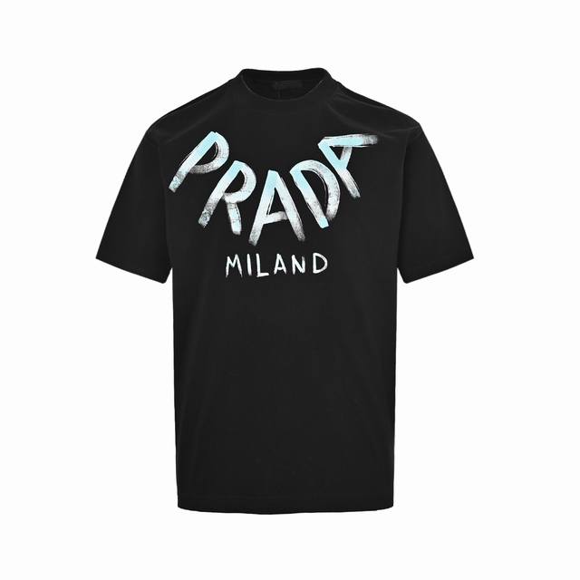 Prada 普拉达 25Ss 领口大字母Logo印花短袖 采用顶级280克定制双纱纯棉面料质感非常柔软舒服 搭配320克1X1螺纹 面料螺纹同缸定染无色差不易