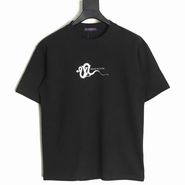 Louis Vuitton 路易威登 Lv 25Ss 龙年限定字母短袖T恤 面料采用定制240G 26支特滑双股精棉平纹高密无尘全棉布料。前幅高密度加厚，走线平