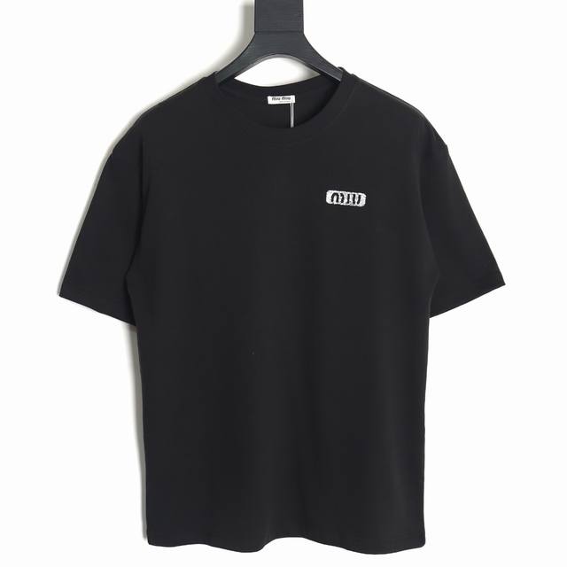 Miumiu 缪缪 24Ss 烫钻字母短袖T恤 面料采用定制240G 26支特滑双股精棉平纹高密无尘全棉布料。前幅高密度加厚，走线平整，代工品质，全套定制辅料。