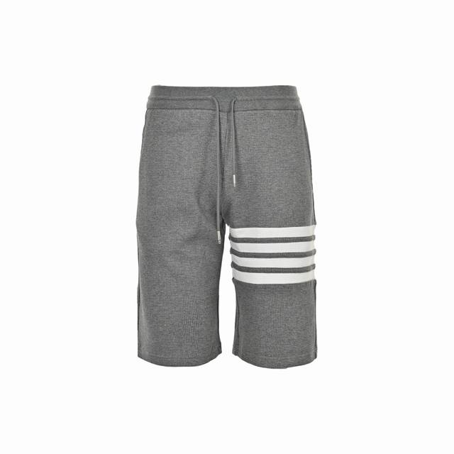 Thom Browne 汤姆布朗 经典华夫格短裤 Tb华夫格短裤上新。Tb的东西最难搞的就是它的面料了，市场上绝对不会有一样的，当然这款是尤其特殊了，对于品牌