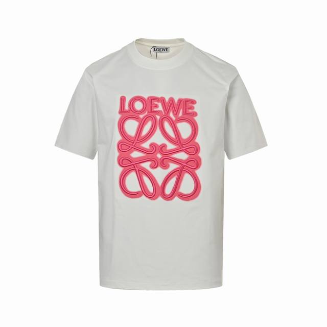 Loewe 罗意威 荧光粉Logo刺绣短袖 Logo精致升级，灵感源自八十年代复古，采用定制面料。添加杜邦公司Sorona 索罗娜 材料，亲肤性好、改善缩水，