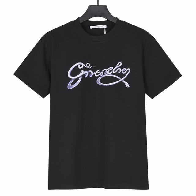 Givenchy纪梵希2025蛇年限定印花短袖T恤 面料采用300克重双纱精梳棉，定制32支1*1螺纹，成衣两遍水洗处理，面料舒适亲肤无异感，定制定染面料，纺织