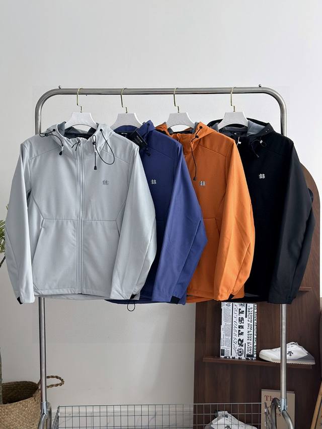 Kolon Sport可隆 户外软壳冲锋衣男女情侣同款 一款卓越的科隆户外软壳冲锋衣。品质卓越：这款软壳冲锋衣采用高品质的面料，具有出色的防风性能，能有效阻挡户