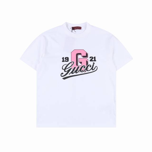 Gucci 古驰 25Ss 新款图案字母Logo印花圆领T恤短袖 在时尚界，字母图案一直以其简约而不失个性的风格深受男女消费者的喜爱。今天，我们为大家带来一款独