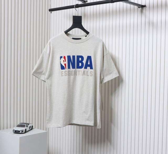 Fear Of God Essentials X Nba 联名款 Fw24 Essentials Nba Tee 橡胶硅胶图案落肩宽松短袖T恤 高品面料采用高端