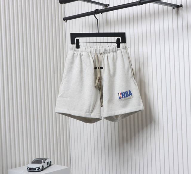 Fear Of God -Essentials × Nba 25Ss 联名Nba硅胶字母短裤-Nba灰 全新联名以 无声的张力 重塑运动时装边界，复刻90年代球