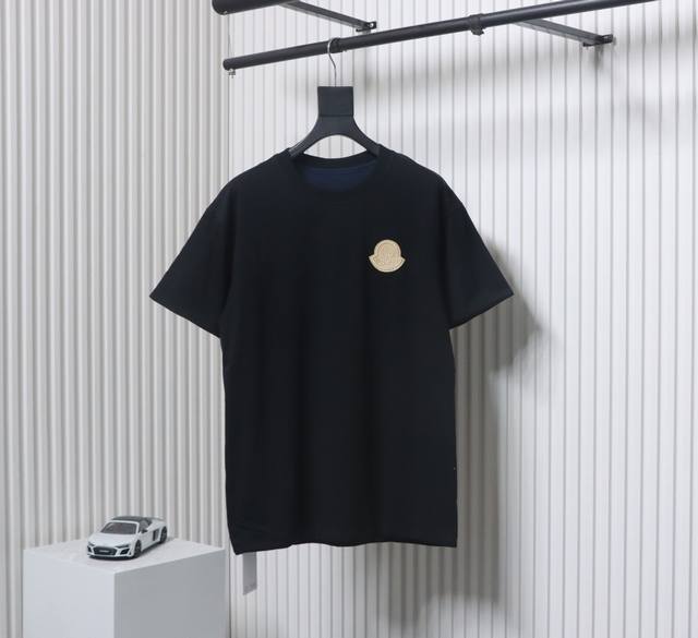 Moncler 蒙口 25Ss 刺绣徽标双层双面穿短袖 采用双层双面穿设计，正面定织塔尔白撞无尘墨绸，反面定织塔尔蓝黑绮纹绸，精准定位拼接，一衣两穿，可闭眼入！