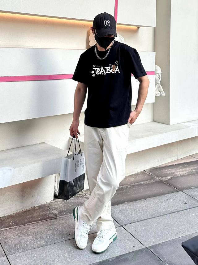 Lv路易新款情侣基础休闲T恤圆领短袖简约百搭款！ 作为备受潮人喜爱的百搭单品，甄选精梳棉面料！舒适透气有型！基础百搭版型！不挑身材年龄！新款配色超级美腻！上身很