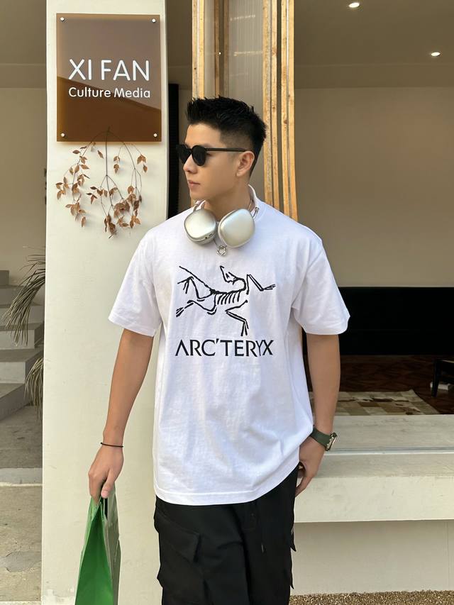 上新！始祖鸟夏季新款短袖T恤,简约大气的设计感！版型剪裁特别有讲究！上身很洋气显瘦内搭外穿都看 高密针织圆领设计，平整简约！亲肤透爽！T恤面料的柔软性舒适性无可
