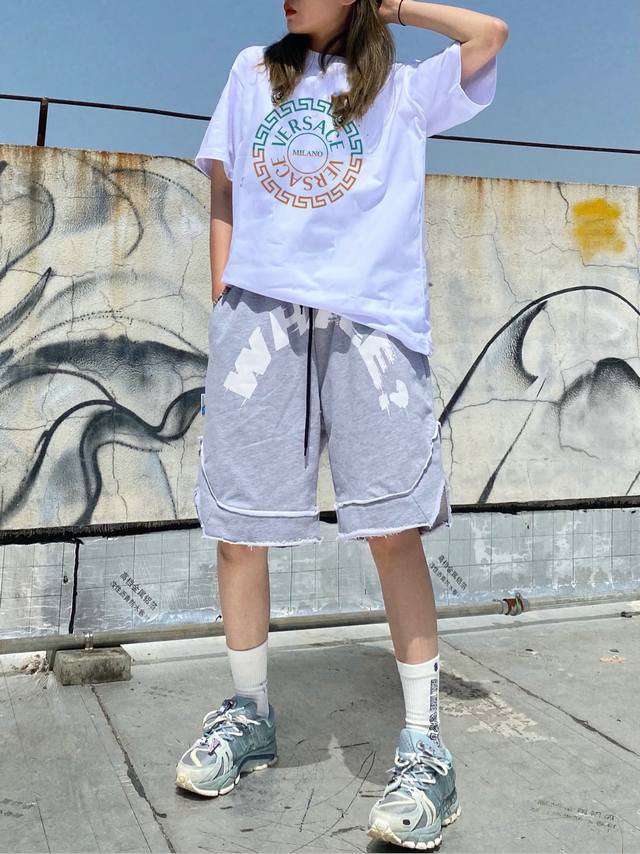 上新！范思哲经典短袖T恤，标志Logo极简的设计转化为服装语言，就如这件基础短袖T恤，有着极其细腻的面料质感，平淡中无处不透入极简高级质感！ 简单、个性、品牌辨
