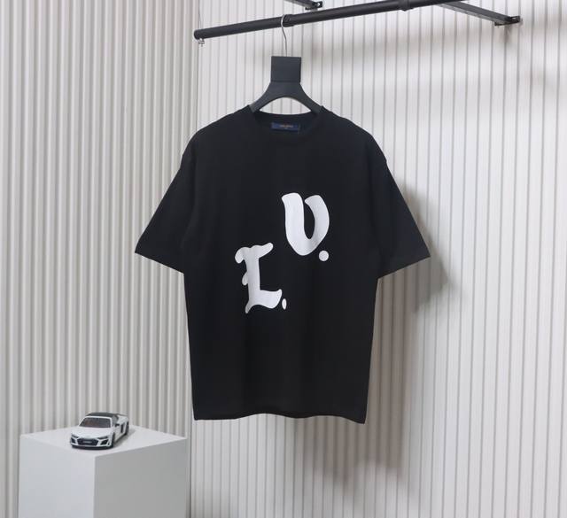 Louis Vuitton路易威登 2025Ss字母圆领短袖 - Louis Vuiton法国路威酩轩集团-Lvmh旗下品牌 著名奢侈品箱包和皮具品牌 百余年的