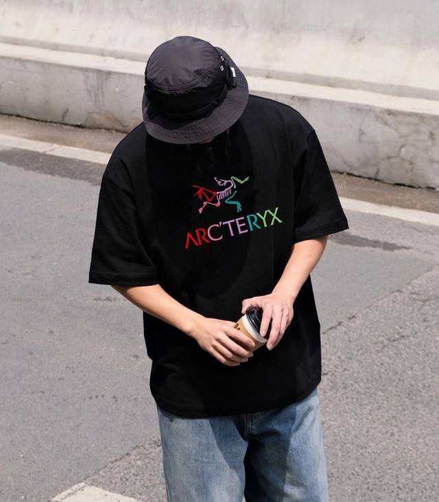 上新！始祖鸟夏季新款短袖T恤,简约大气的设计感！版型剪裁特别有讲究！上身很洋气显瘦内搭外穿都看 高密针织圆领设计，平整简约！亲肤透爽！T恤面料的柔软性舒适性无可