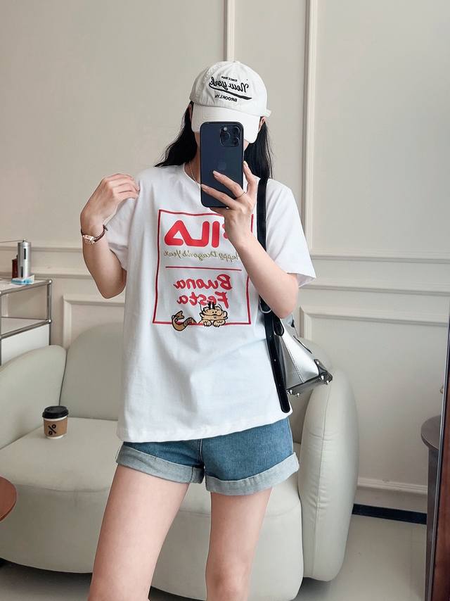 上新！Fila 斐乐中性风格圆领纯棉短袖T恤，颇具标志性的 Logo与颜色素净的基础款型相结合，打造低调百搭又具有品牌特色的代表性单品！ 此款依旧延续了极简设计