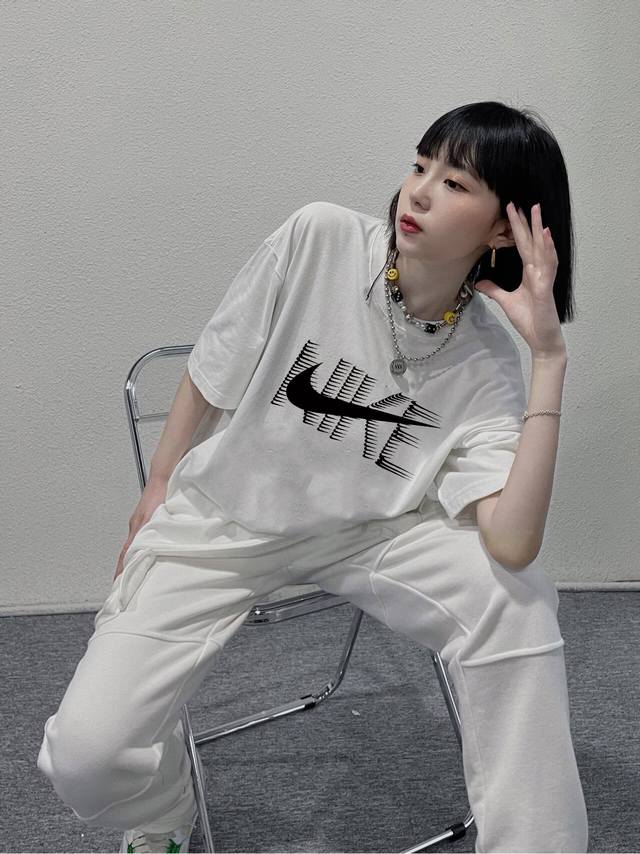 上新！Nike 耐克新款标志显著的字母T恤！超级吸睛！ 不仅保留了Nike传统的招牌风格，色调上的搭配效果自带层次，视觉上很有高街调性！重工艺高质感，棉质感强，