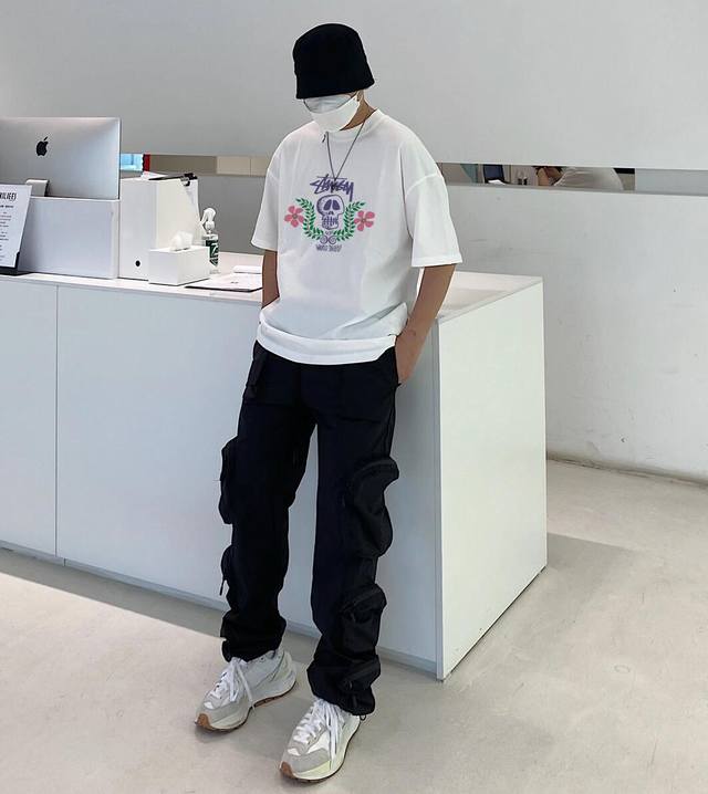 Stussy 斯图春夏新款图案印花圆领短袖T恤，纯棉面料手感柔软舒适，吸汗透气性好！男女同款，非常百搭～ 颜色：黑色 白色 尺码：S～3Xl