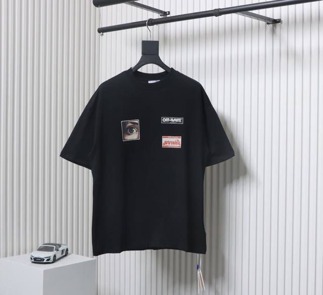 Off-White经典爆款Ow24Ss眼睛字母Logo短袖T恤 Oversize版型，最大码可穿到220斤左右，对体宽的大哥非常友好，面料采用的260克32支纯