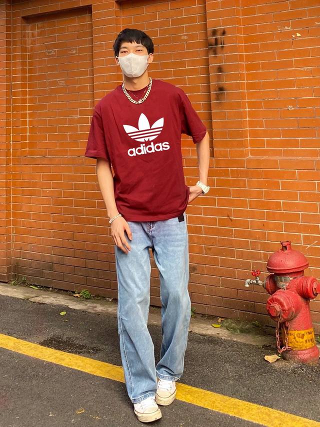 上新！Adidas 阿迪达斯官网同步新款上架！极简的设计转化为服装语言，就如这件基础短袖T恤，有着极其细腻的面料质感，平淡中无处不透入极简高级质感！ 简单、个性