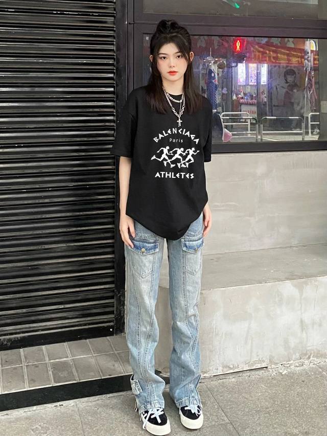 上新！Balenciaga巴黎世家经典短袖T恤，把经典玩出不同，打破单一设计再创造，增多点趣味性！男女同款入，厚实有质感，透气且吸汗，喜欢就盘她！ 尺码：S-3