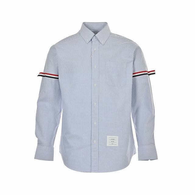 Thom Browne 汤姆布朗 经典条纹牛津纺衬衫 衣身为定制16S双纱牛津纺，纽扣采用珍贵的贝壳扣，成衣水洗微做皱处理，经典三色织带加宽，做工难度在于织带
