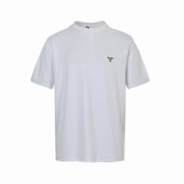 Prada 普拉达 贴布三角标短袖 采用26S双纱面料，280G；搭配32支双纱，300G。26S双纱面料由双层纱线织成，具有良好的透气性，能够帮助保持身体干