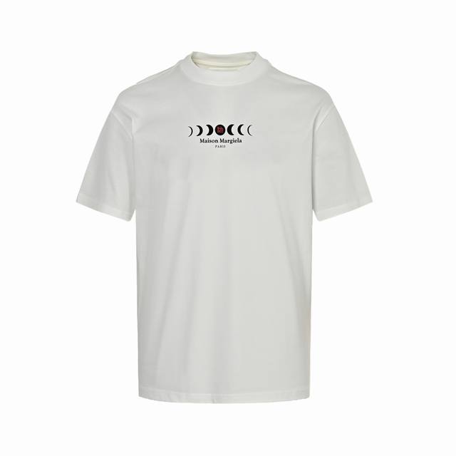 Maison Margiela 马吉拉 25Ss 蛇年限定月相印花短袖 32支双纱面料克重300克纯棉营造，纺织密度高，垂感佳，不易变形，厚织感加上紧密纺纱工