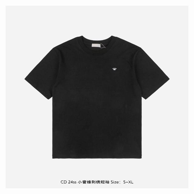 Dior 迪奥 24Ss 小蜜蜂刺绣短袖 采用60支双股棉质平纹针织面料精心制作，胸前饰以小蜜蜂标识刺绣，搭配罗纹圆领，是一款简约时尚的单品，常规版型，打造休