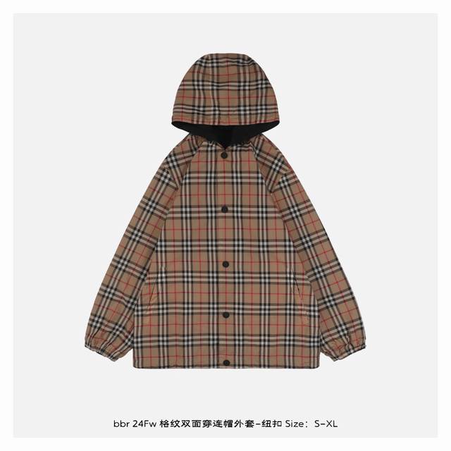 Burberry 博柏利 24Fw 格纹双面穿连帽外套-纽扣-正面 采用再生聚酯纤维纱线制成的Vintage复古格纹面料打造， 三层面料，全部格子大小+对位误