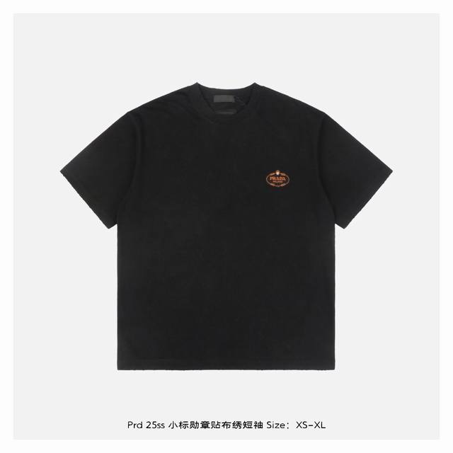 Prada 普拉达 25Ss 小标勋章贴布绣短袖 面料采用260克重精梳棉，定制32支1*1螺纹，成衣两遍水洗处理，面料舒适亲肤无异感，定制定染面料，纺织密度
