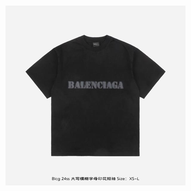 Balenciaga 巴黎世家 24Ss 大写模糊字母印花短袖 面料采用330克平纹32支双股双纱紧密赛络纺进口“福原”牌大圆机织造而成，双面做蚀毛无尘处理，