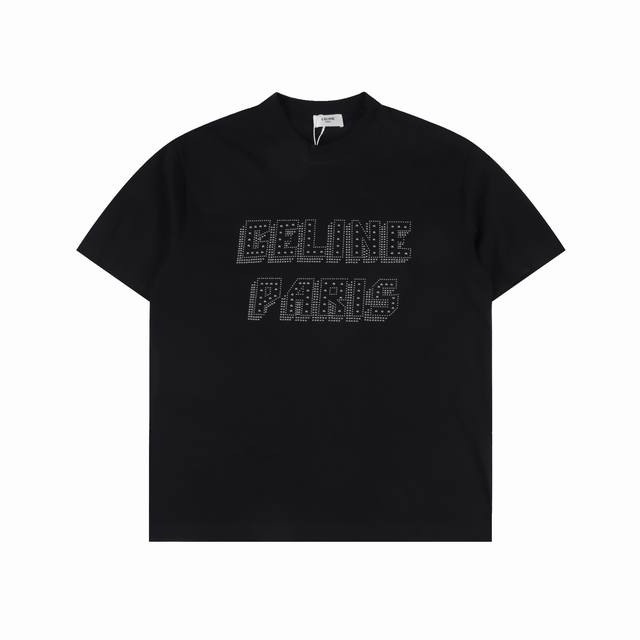 赛琳Celine 柳钉字母重工短袖 甄选长绒棉纱，260G精纺高支重磅定织定染面料， 裁前高温洗水定型，成品再洗柔，穿着感受亲肤棉柔，垂感自然。 专柜同步，微落