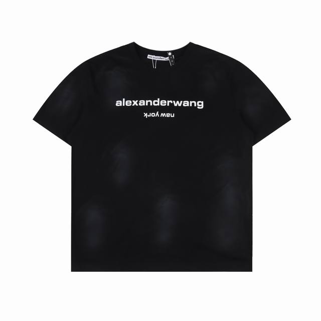 Alexander Wang亚历山大王 水洗字母Logo短袖T恤 最好看的水洗元素，水洗工艺极其复杂，水洗师傅把做好的成衣进行褪色，第二次在进行石头翻炒，报废率
