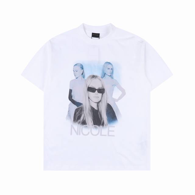 Balenciaga 巴黎世家 Nicole 艺术作品艺术签名印花短袖T恤 Ss25最新款。第一时间研发，巨别市场通货。欢迎对比。面料采用巴黎Zp定织定染全棉双
