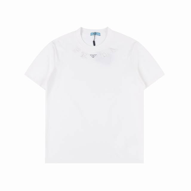 Prada 普拉达 25Ss 领口字母刺绣三角标短袖 面料采用高克重300G重精梳棉，定制1:1螺纹，面料舒适亲肤无异感， 定染面料，纺织密度高，垂感佳，不易变