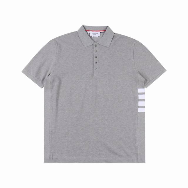 Thom Browne 汤姆布朗 经典侧边四杠Polo短袖 原版定制 G珠地面料，克重和原版一致，超重工的针织工艺使面料表面呈现出细腻的肌理感，手感柔和厚实，有
