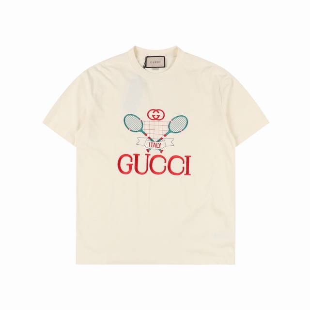 Gucci 古驰 网球拍刺绣短袖 面料采用270克重精梳棉，定制1*1螺纹，成衣两遍水洗处，面料舒适亲肤无异感，定制定染面料， 纺织密度高，垂感佳，不易变形，厚