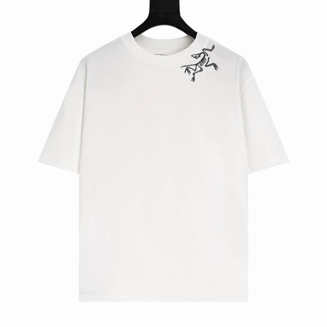 Arcteryx 始祖鸟 新款迷彩Logo印花落肩袖短袖T恤 采用60支双股，270G全棉面料。上身透气，绝不起球，手感柔软舒适，全衣平车走线立体剪裁。领口，下