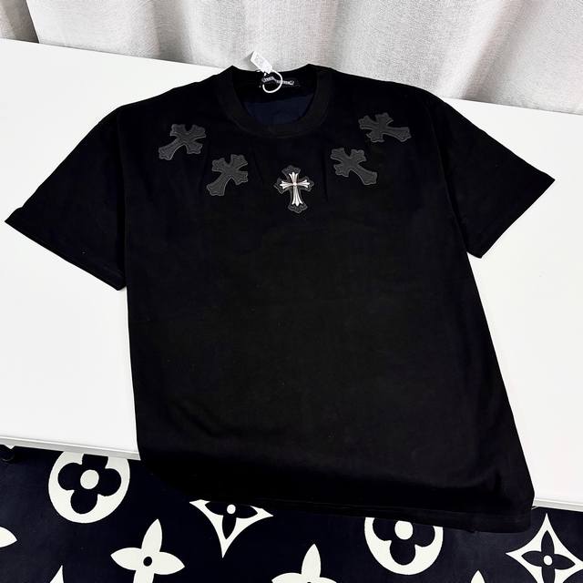 高版本Chrome Hearts克罗心 十字贴皮银饰刺绣短袖！前后贴皮设计 皮上面都有开模十字微标 全部手工一个个缝制上去的 相当费时费力。面料使用270G克全