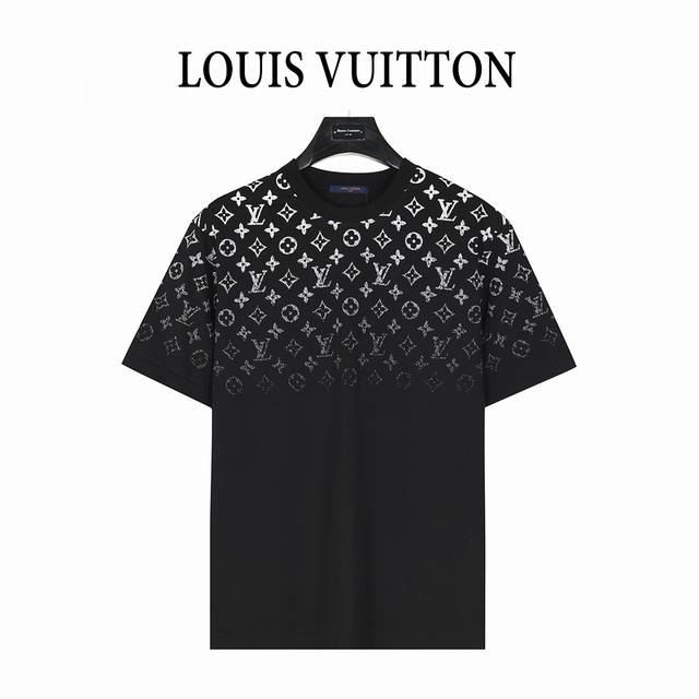 Louis Vuitton 路易威登 满印下幅渐变字母印花T恤 定制280G纯棉精梳面料 透气舒适易清洗 数码印花工艺 老花字母Logo元素看起来非常高级感 超