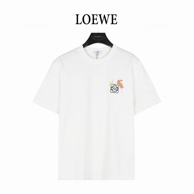 Loewe 罗意威 25Ss 联名Suna Fujita 兔子徽标刺绣短袖T恤 轻盈棉质 T 恤，正面饰有小兔图案，搭配 Anagram 刺绣。 T 恤为 Lo