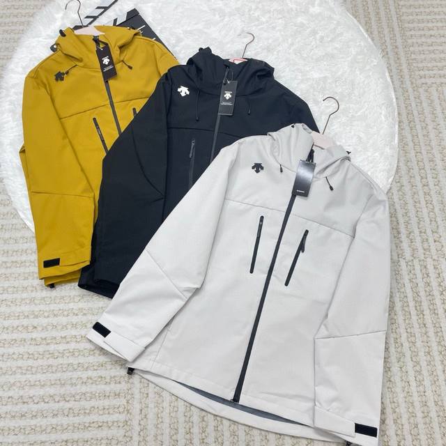 Descente迪桑特专柜同款多功能户外休闲防风防雨宽松连帽运动休闲沖锋衣外套。 春秋款上新迪桑特官网在售款， 采用环保防风防水功能性冲锋衣面料 ，防风的同时排