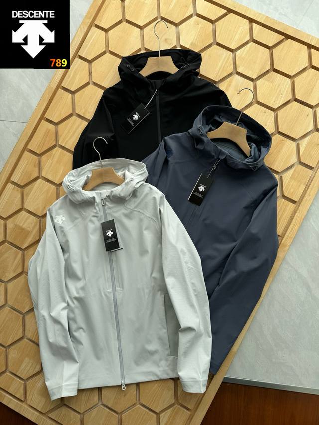 Descente 迪桑特训练运动男士防水透湿外套夹克梭织上衣。 官网同步在售2000+ 天花板品质 顶级压胶 户外通勤运动不二之选 甄选优质防水透湿面料，柔软舒