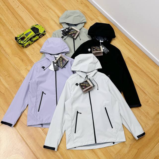 迪桑特Descente 25春季新款户外男士休闲连帽防水冲锋衣外套！ 舒适度很优秀户外休闲男士冲锋衣外套！款式上独树一帜 多个裁片、魔术贴、 可以充分保证运动时