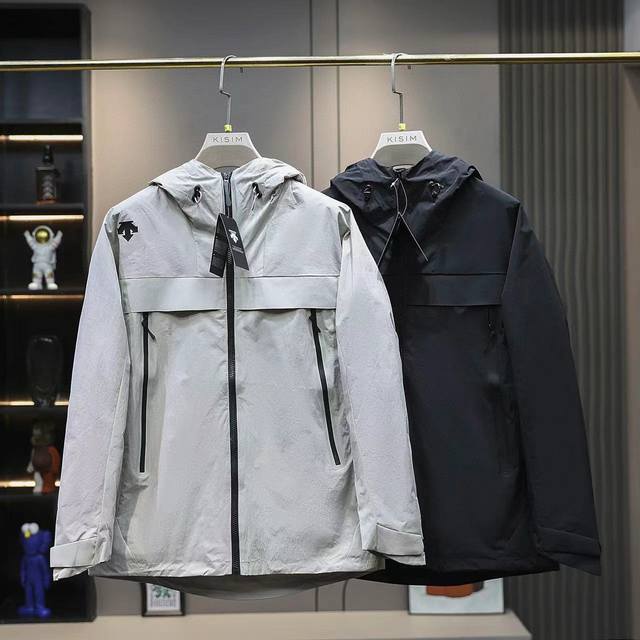 Descente 迪桑特户外防风防水半拉链休闲夹克功能性薄款连帽外套 面料采用轻薄、防风，透气，轻量，耐磨，Dwr处理 防泼水 能凝结面料水珠，户外休闲下雨也不